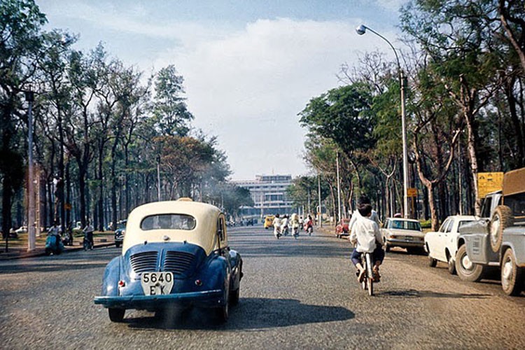 Một trong những phương tiện giao thông nổi bật của Sài Gòn qua những thập niên 1950 đến 1970, ngoài những chiếc xe gắn máy còn có những chiếc  taxi Renault 4CV. Nó đã đã để lại những dấu ấn khó phai trong nét sinh hoạt của người dân Sài Gòn thời điểm đó.